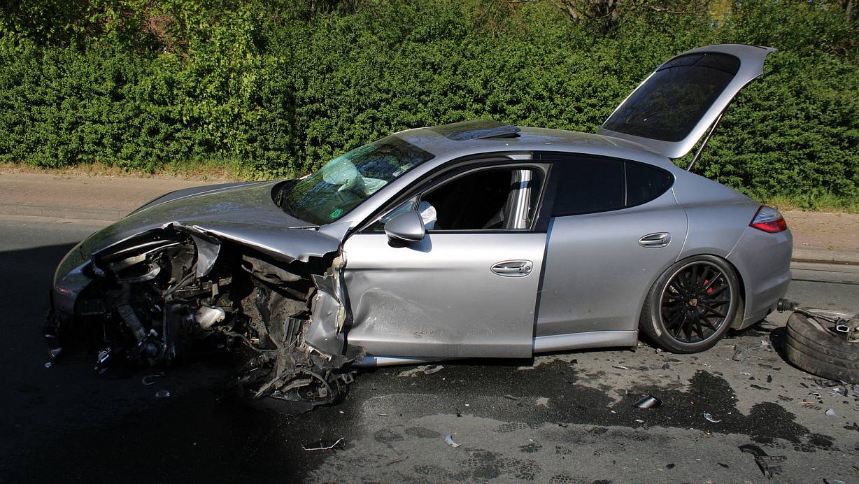 Der Fahrer des Porsche blieb unverletzt. | © Polizei