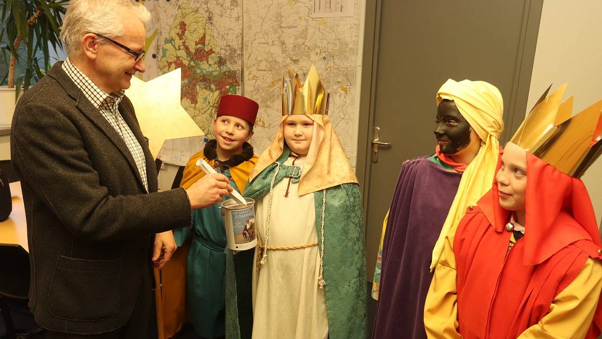 Die Sternsinger Luis (8, v. l.), Elia (8), Ida (11) und Solveig (11) im Rathaus bei Bürgermeisterstellvertreter Ulrich Niemeyer. | © Ulf Hanke