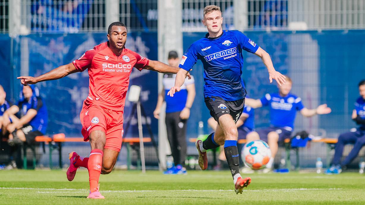 Fabrice Hartmann (r.), hier im Testspiel gegen Arminia Bielefeld, steht ab sofort nicht mehr im Kader des SC Paderborn. | © Besim Mazhiqi
