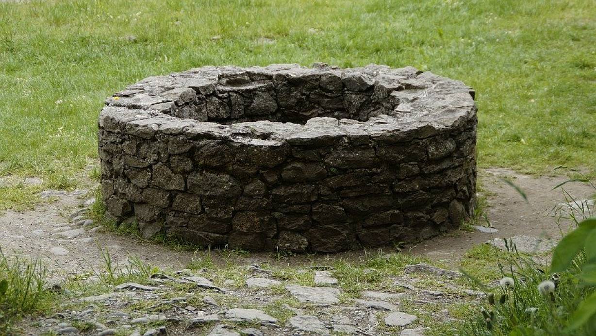 Der 18-Jährige konnte sich alleine aus dem Brunnen nicht mehr befreien. | © (Symbolbild): Pixabay