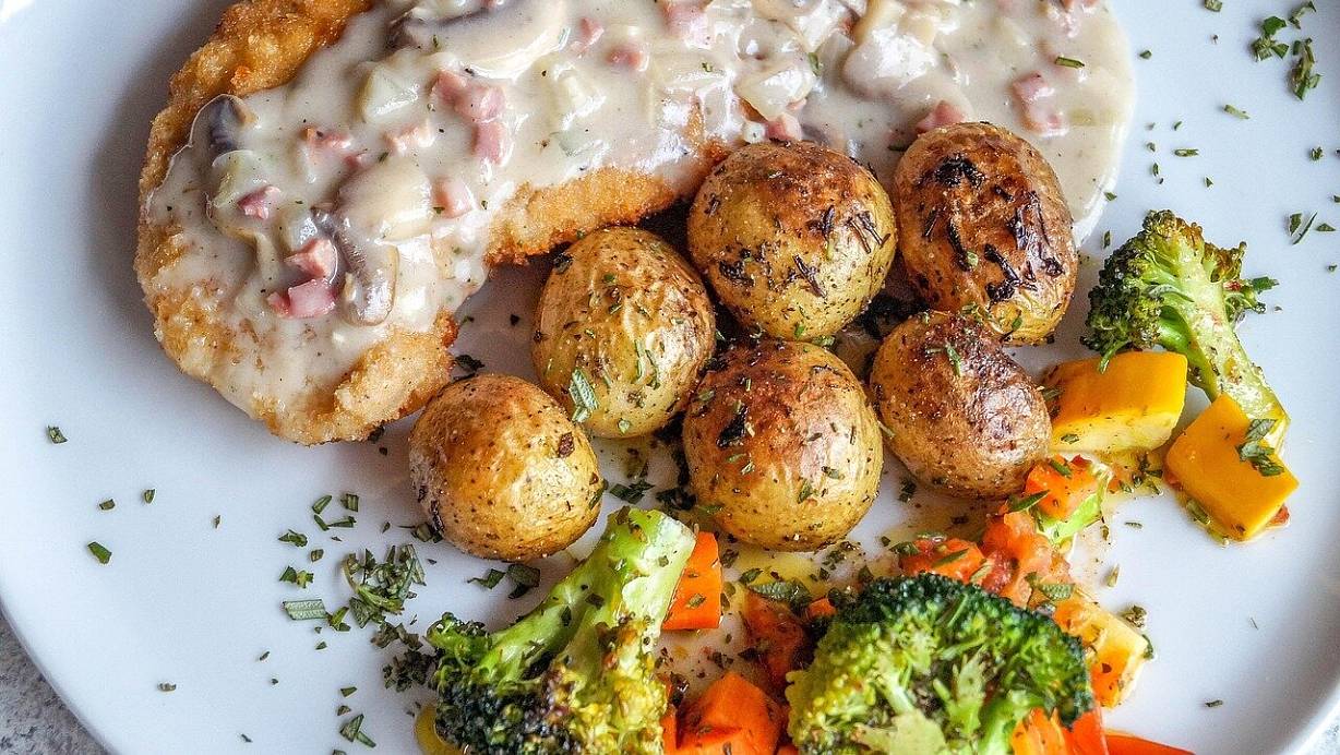 Im Norden von OWL eröffnet ein neues Restaurant mit westfälisch-mediterraner Küche. | © Symbolfoto: Pixabay/mygraphx