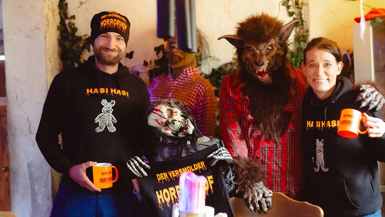 Patrick Overkamp (v. l.), Sam Overkamp, Daniel Lehmann als "Wolfiii" und Nicole Overkamp freuen sich auf die zweite Auflage vom Versmolder Horror Hof um Halloween. | © Andre Schneider