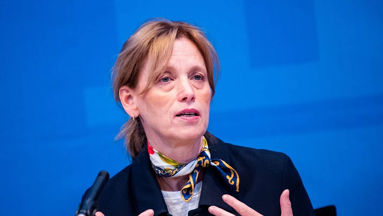 Bundesfamilienministerin Karin Prien (CDU) betont die Bedeutung elterlicher Verantwortung in der Bildung. | © Daniel Bockwoldt/dpa