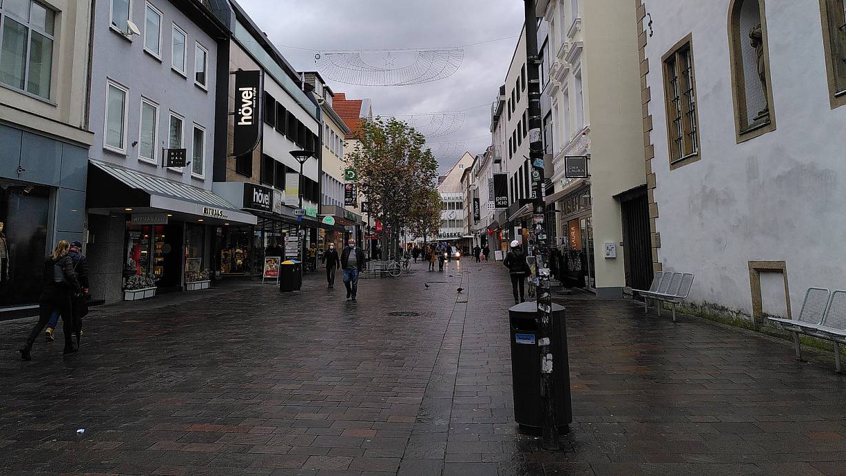 Normalerweise ist die Fußgängerzone in Paderborn während der Mittagszeit deutlich voller. | © Judith Gladow