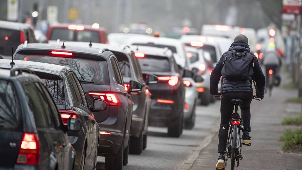 Fast 15.000 Löhner verlassen die Stadt täglich, um zur Arbeit oder zur Schule zu fahren. Deutlich weniger kommen in die Werrestadt hinein. | © picture alliance/dpa/dpa-Zentralbild