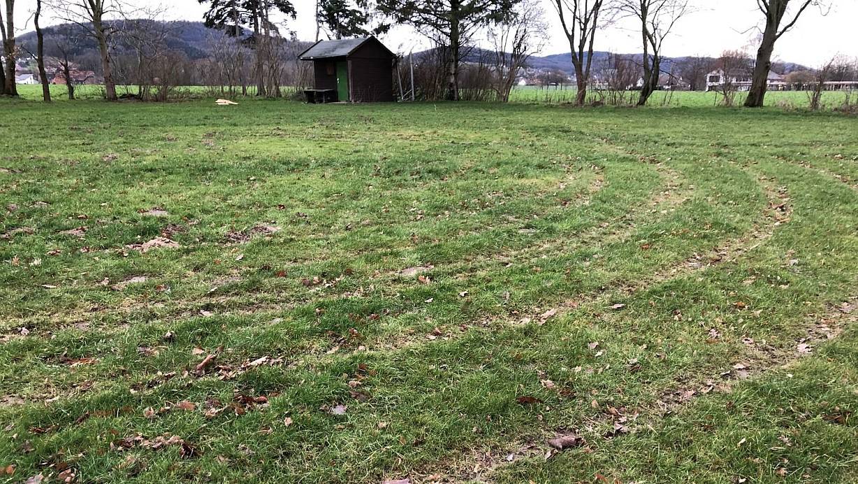 Der Sportplatz in Rothenuffeln an der Bäckerstraße wurde auf einer Länge von etwa 50 Metern mit einem Auto stark beschädigt. Ein Zeuge hatte den mutmaßlichen Täter dabei beobachtet. MT-Archivfoto: Stefanie Dullweber |