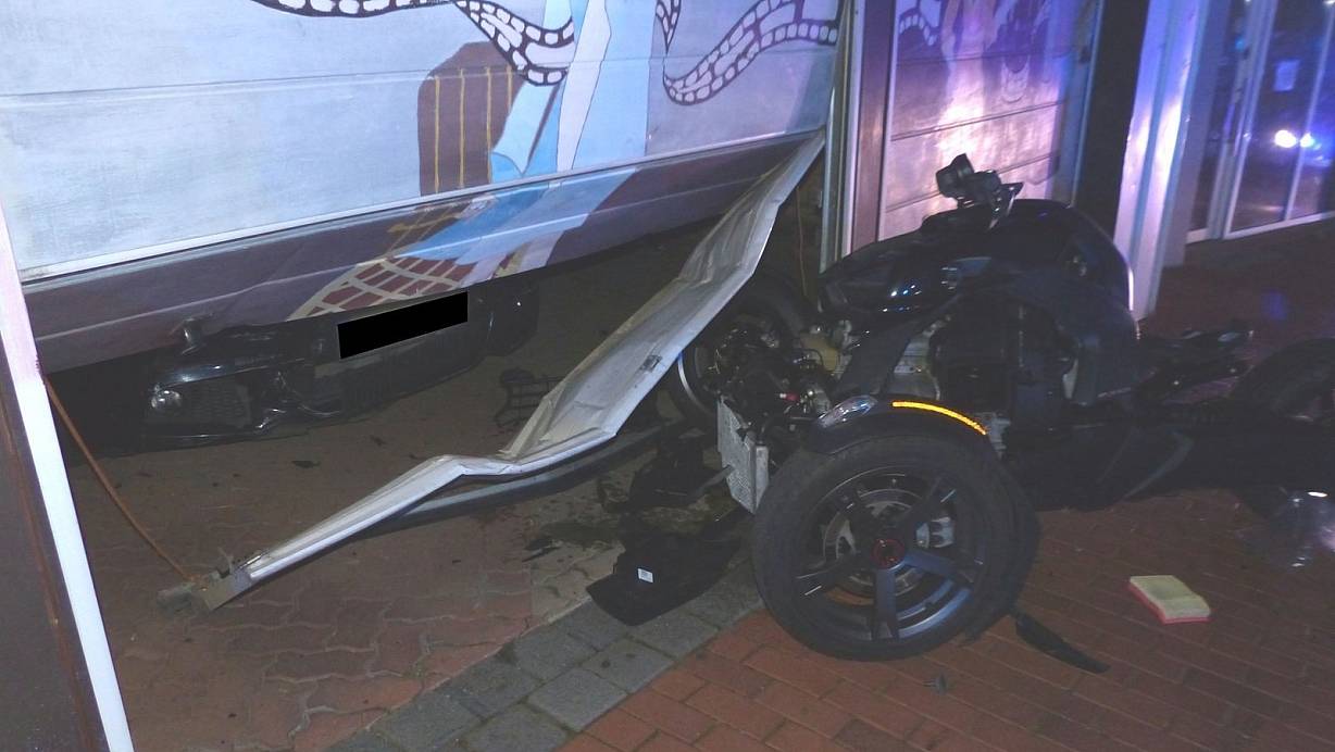 <div>Das Trike prallte gegen das Garagentor. </div> | © Polizei Minden-Lübbecke