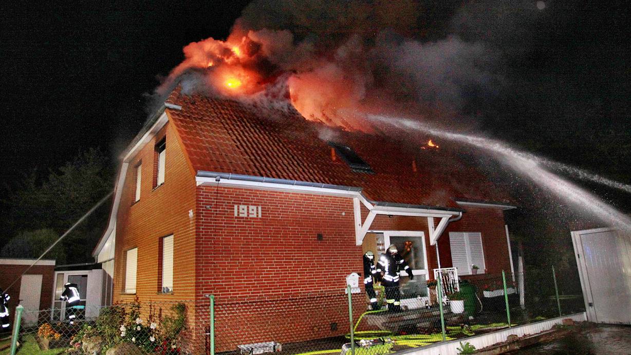 Der Dachstuhl wurde komplett zerstört und das Haus ist eigentlich unbewohnbar. | © Feuerwehr Porta Westfalica