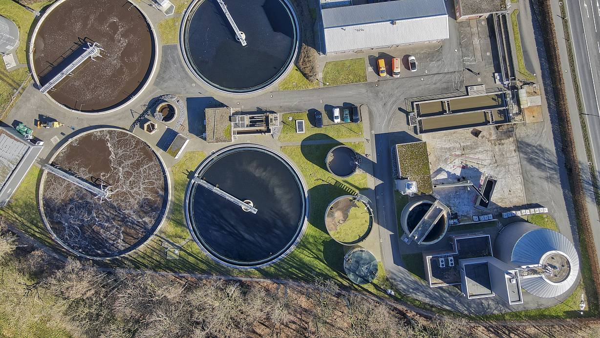 Auch das Klärwerk Verl-West wird 2026 mit dem Bau einer vierten Reinigungsstufe beginnen. Damit werden Mikroschadstoffe aus dem Abwasser gefiltert. | © Roland Thöring