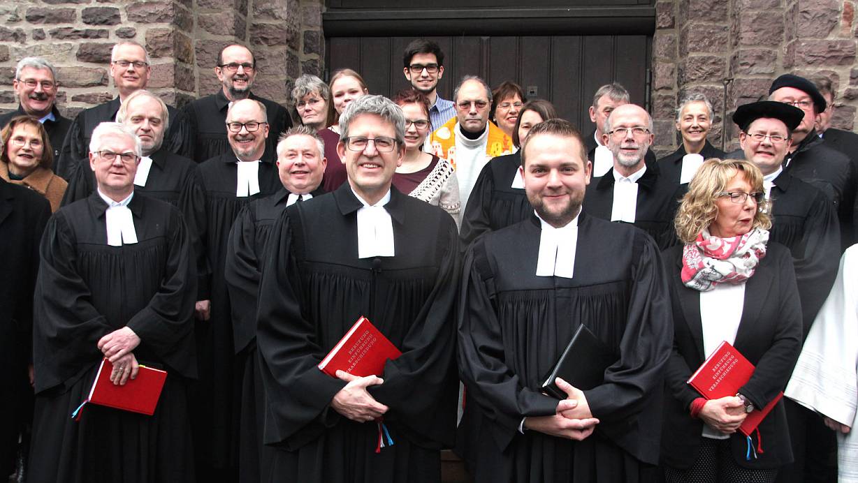 Tag der Freude: Superintendent Volker Neuhoff (vorn, l.) und der neue Pfarrer Tim Wendorff mit Ehrengästen und Vertretern des Kirchenkreises. | © Burkhard Battran