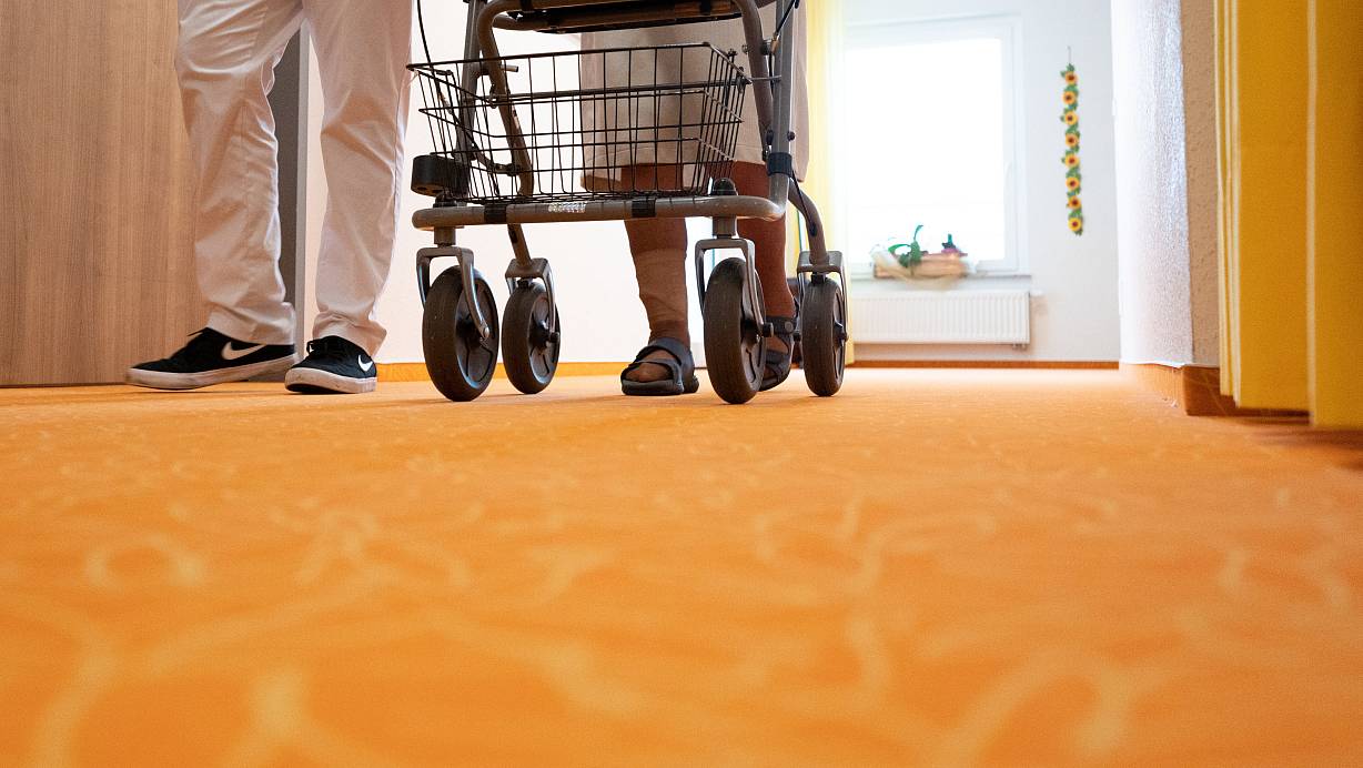 Ein Bewohner eines Seniorenheims in Löhne wird von Pflegepersonal begleitet – eine Einrichtung im Kreis Herford steht im Fokus wegen Ermittlungen zu möglichen Übergriffen von Einbrechern. | © dpa