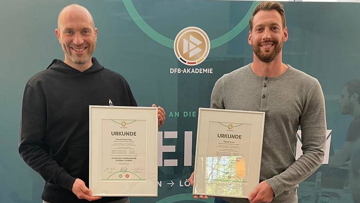 Die beiden SCP-Trainer Daniel Scherning (l.) und Michél "Mitch" Kniat präsentieren ihre frisch erworbenen Fußball-Lehrer-Lizenzen. | © DFB