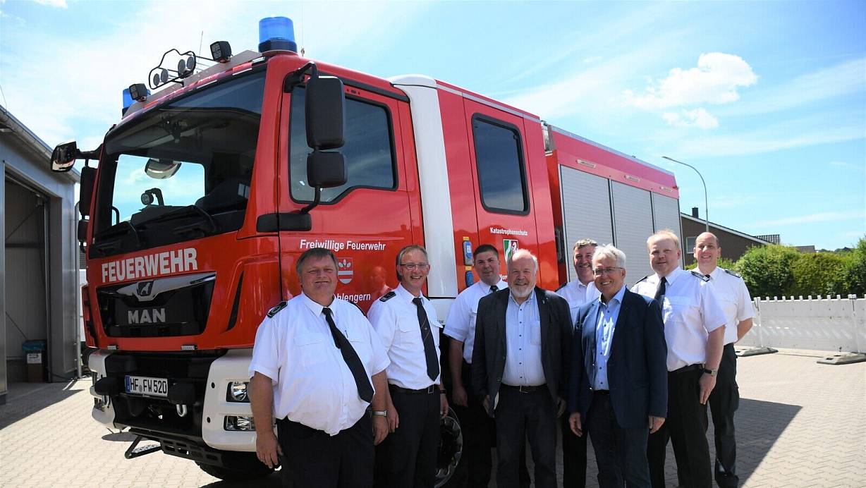 Freuen sich über das neue Katastrophenschutz-Fahrzeug für die Löschgruppe Südlengern: Leiter der Feuerwehr Frank Rieke (v. l.), Löschgruppenführer Tim Erdbrügger, stellv. Löschgruppenführer Tobias Hurlbrink, Bürgermeister Rüdiger Meier, Kreisbrandmeister Bernd Kröger, Landrat Jürgen Müller, stellv. Löschgruppenführer Matthias Kuhle, stellv. Kreisbrandmeister Holger Klann. | © Louisa Kohnert