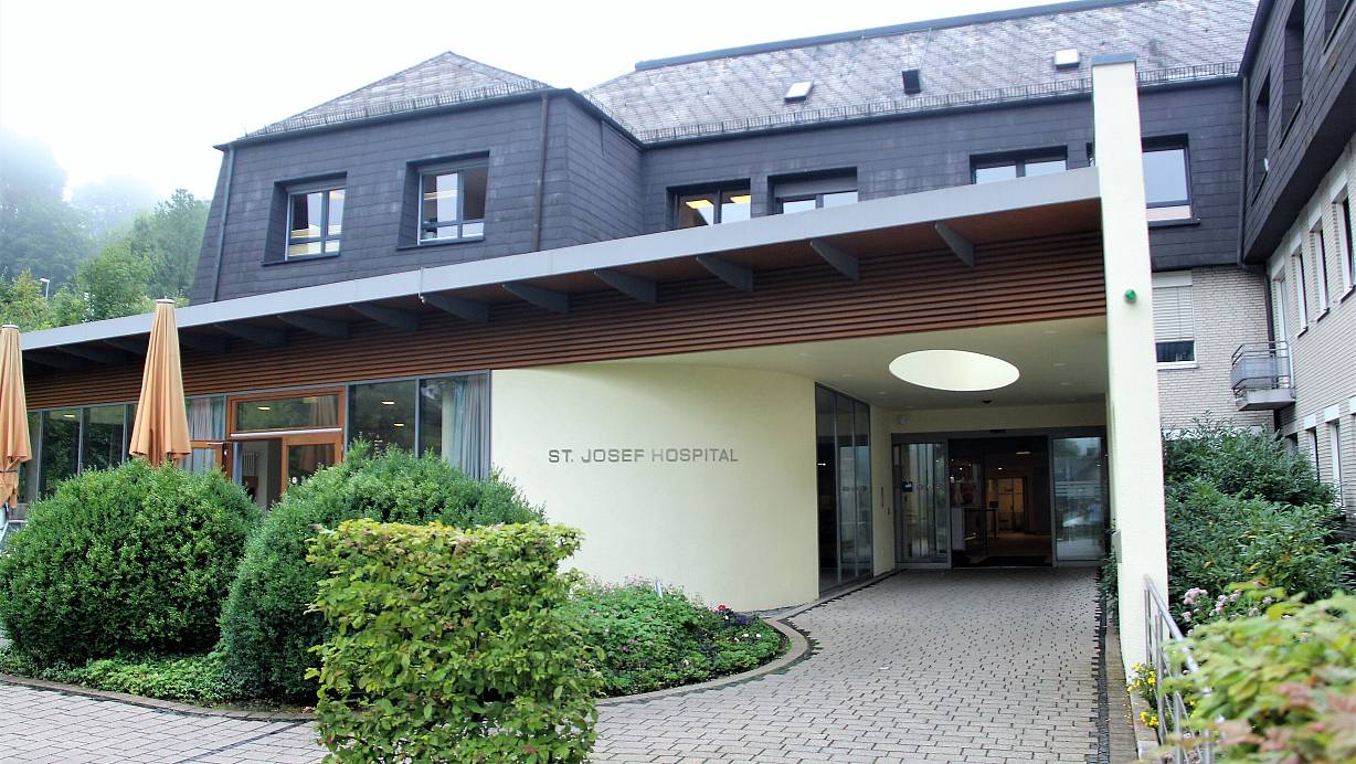 Das St.-Josef-Hospital in Bad Driburg zieht einen 28-Jährigen über Jahre magisch an. | © Burkhard Battran