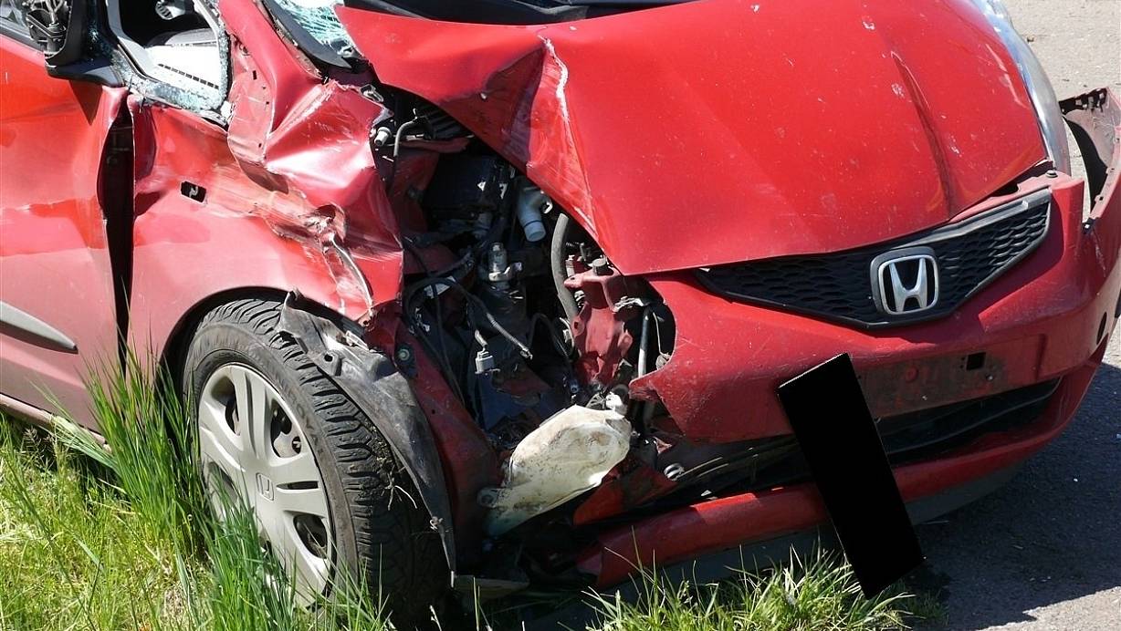 Der Honda wurde bei dem Unfall stark beschädigt. | © Polizei Minden-Lübbecke