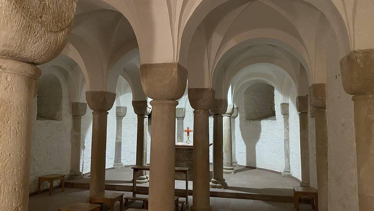 Die Krypta im Untergeschoss der Erasmus-Kapelle auf dem Burgfriedhof in Warburg ist ein sieben Meter breiter und 13,5 Meter langer dreischiffiger Hallenbau. | © Burkhard Okel
