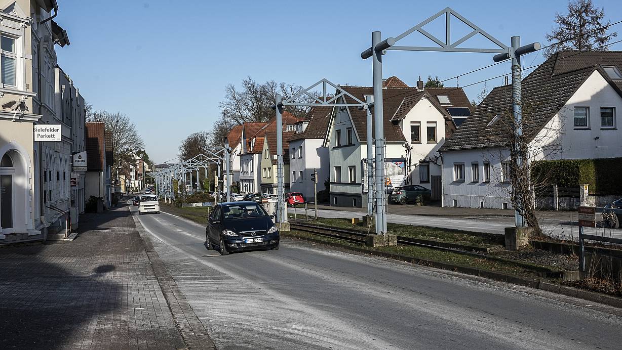 Die Stromleitungen an der Jöllenbecker Straße in Bielefeld werden saniert. | © Jörg Dieckmann