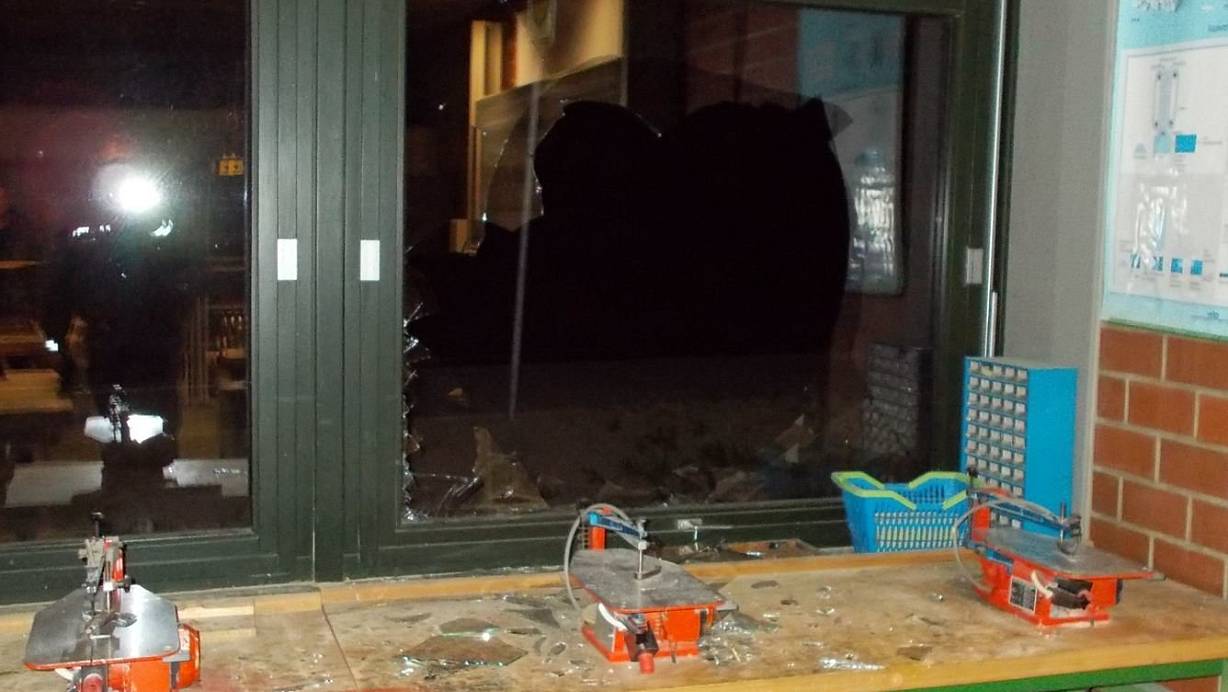 Unbekannte warfen eine Scheibe zu einem der Technikräume in der Gesamtschule ein. | © Polizei Minden-Lübbecke