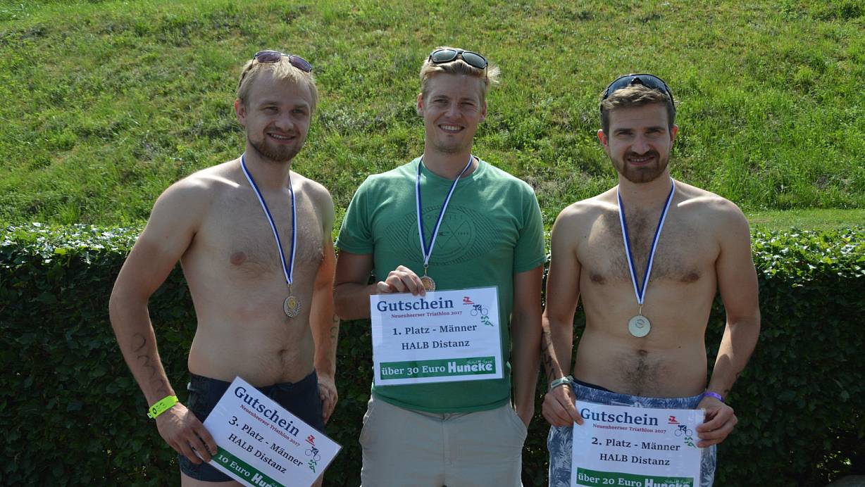 Starker Wettbewerb: Bei den Männern siegte auf der Halbdistanz der Paderborner Roman Reeschke (m.). Die Brüder Alexander Hötte (l.) und Felix Hötte lieferten einen starken Wettkampf ab. | © Jonas Gröne