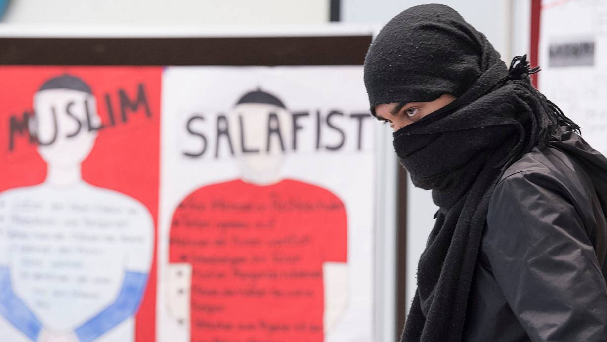 Salafisten kommen zunehmend auch aus anderen Regionen als dem Nahen Osten nach OWL. | &copy; Symbolbild: picture alliance / Boris Roessler/dpa