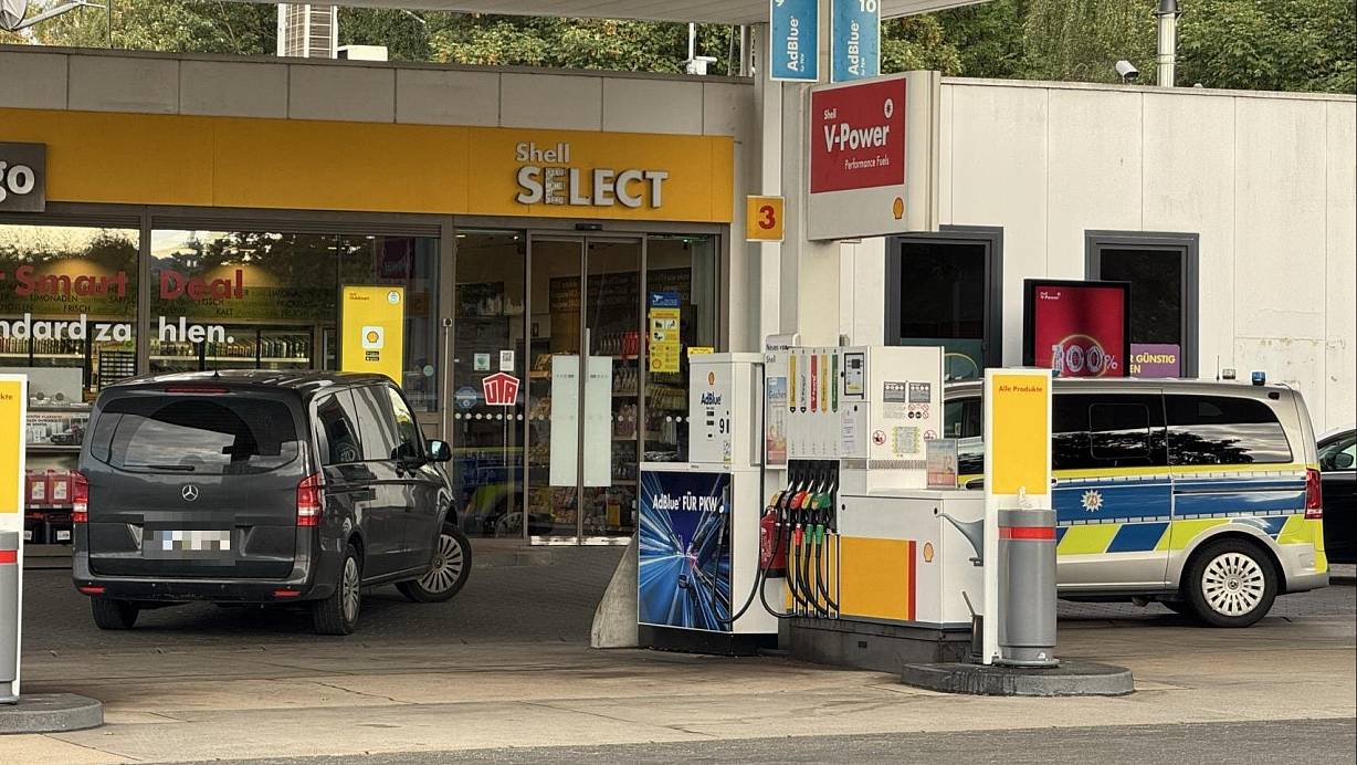 Ein Polizeifahrzeug steht auf dem Gelände der Shell-Tankstelle an der Eckendorfer Straße. | © Mike-Dennis Müller