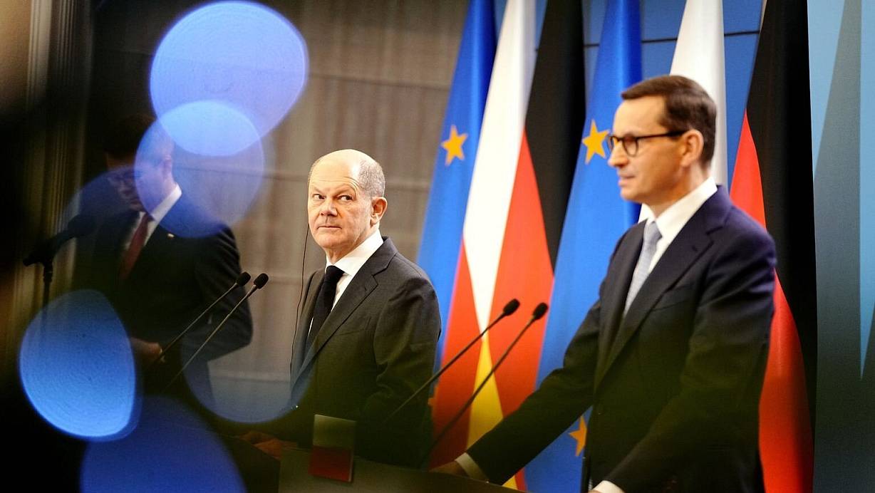 Bundeskanzler Olaf Scholz und der polnische Ministerprasident Mateusz Morawiecki geben nach ihrem Gespräch eine Pressekonferenz. | © Foto: Kay Nietfeld/dpa