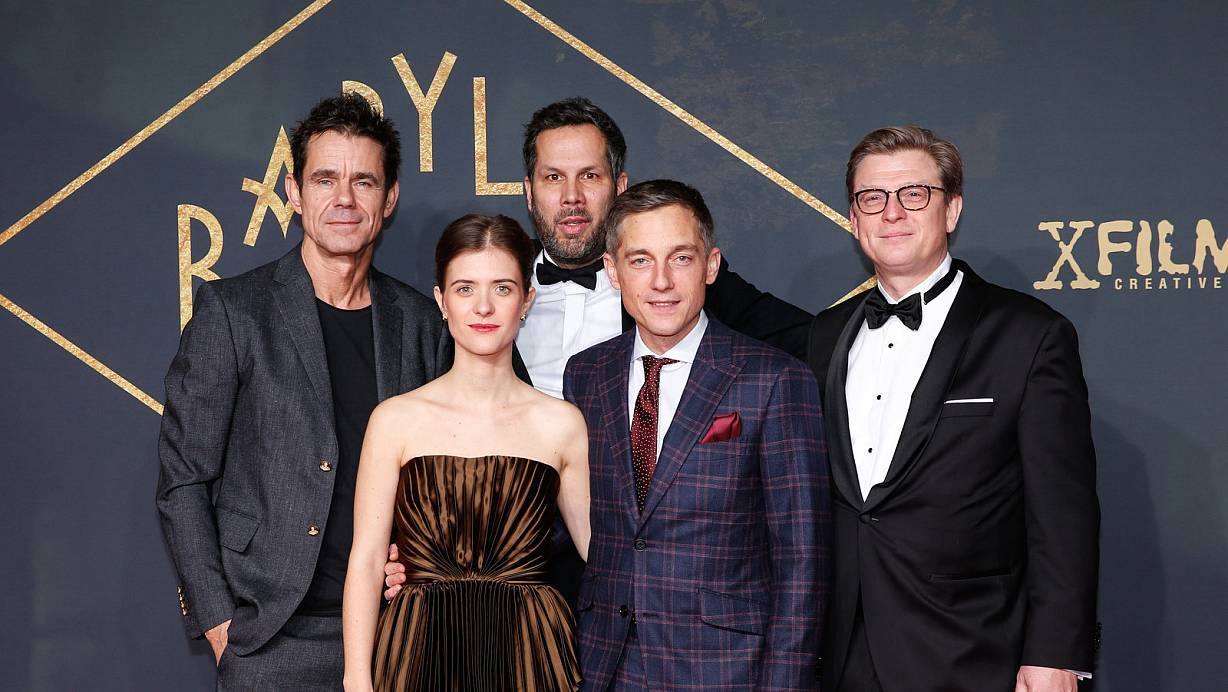 Tom Tykwer (v.l.), Liv Lisa Fries, Achim von Borries, Volker Bruch und Hendrik Handloegten zur Weltpremiere der neuen Staffel "Babylon Berlin" im Zoo-Palast. | © picture alliance/dpa