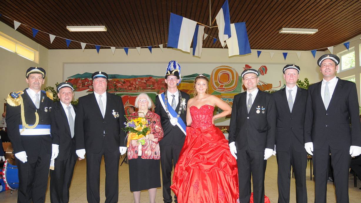 Ehrungen der Jubelkönigspaare: Oberst Frank Kaiser (v. l.), Burkhard Wilmes vom Vorstand, Johannes Förster, Thea Schäfers, das Königspaar Marco Schubert und Nicole Kiene sowie Stefan Fuest, Christof Lücke und Hubertus Fuest vom Vorstandsteam. | © Hubert Rösel