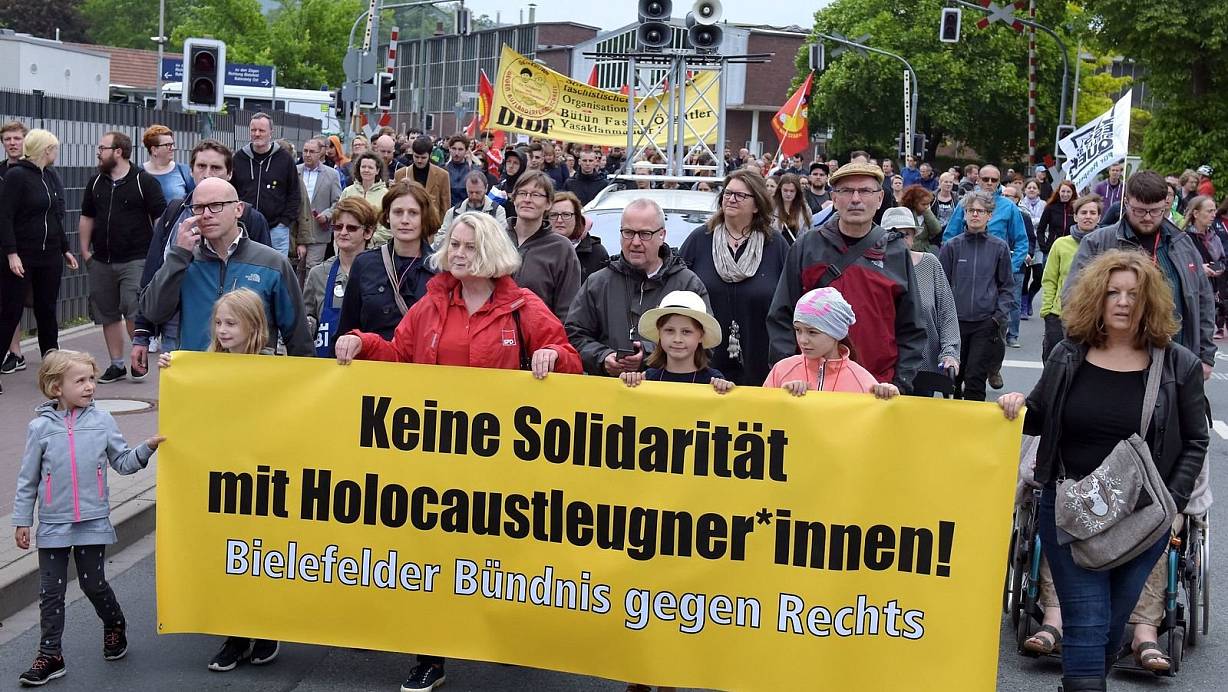 Bereits im Mai gab es einen breiten Protest gegen Neonazis, die für <br />Ursula Haverbeck demonstrierten. Am 10. November soll der Protest in der<br /> Bielefelder Innenstadt noch vielfältiger sein. | © NW