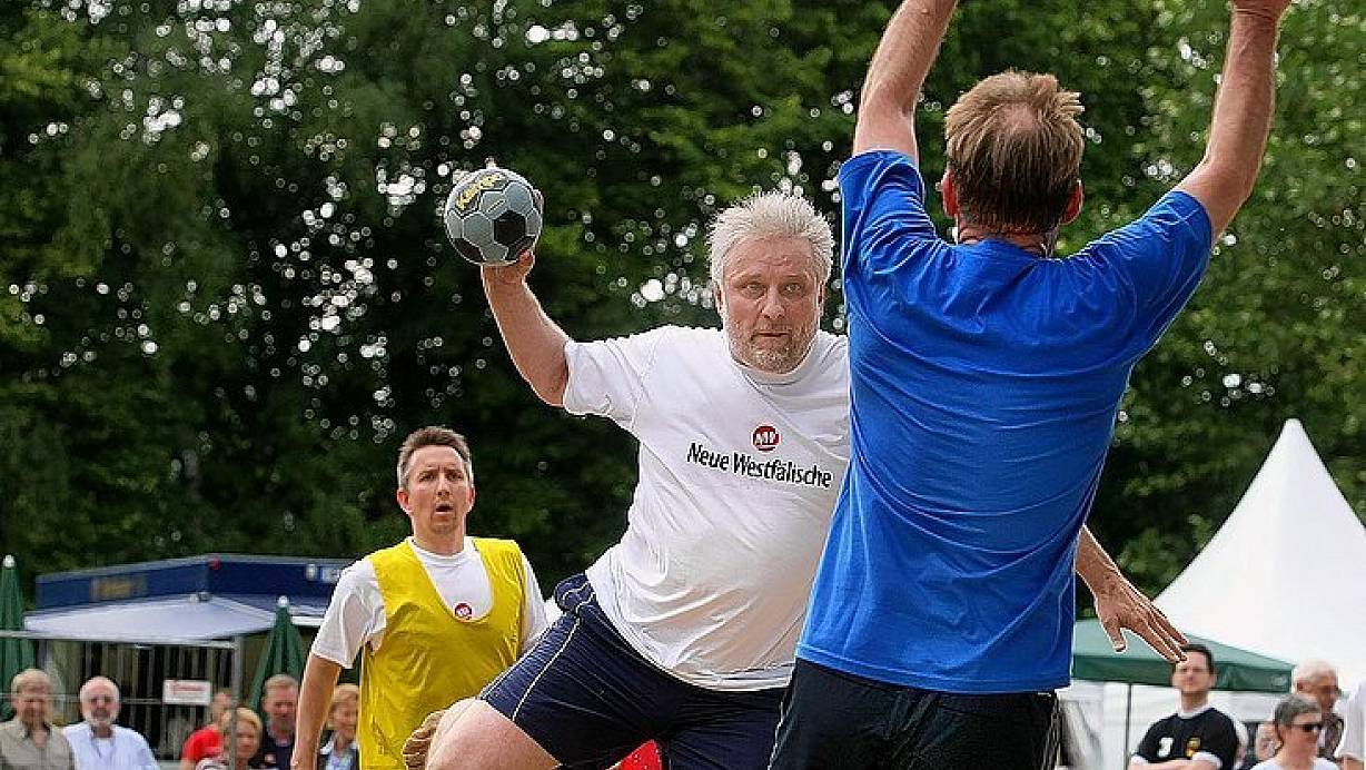 Wolfgang Wiechert (am Ball) aus dem NW-Team setzt gegen Bürgermeister Wolfgang Koch zu einem Wurf an. Thomas Edmaier (l.) beobachtet die Szene. | © FOTO: PATRICK MENZEL