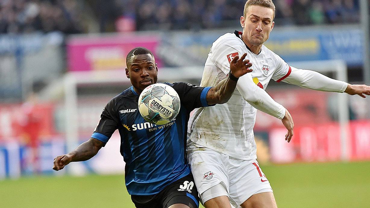 SCP-Stürmer Streli Mamba (l.) setzt sich gegen RB-Verteidiger Stefan Ilsanker durch. | © Wilfried Hiegemann