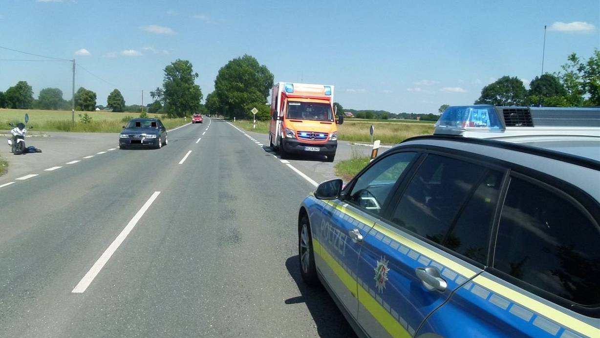 Bei dem Unfall zwischen zwei Krafträdern verletzten sich drei Beteiligte. | © Polizei Minden-Lübbecke