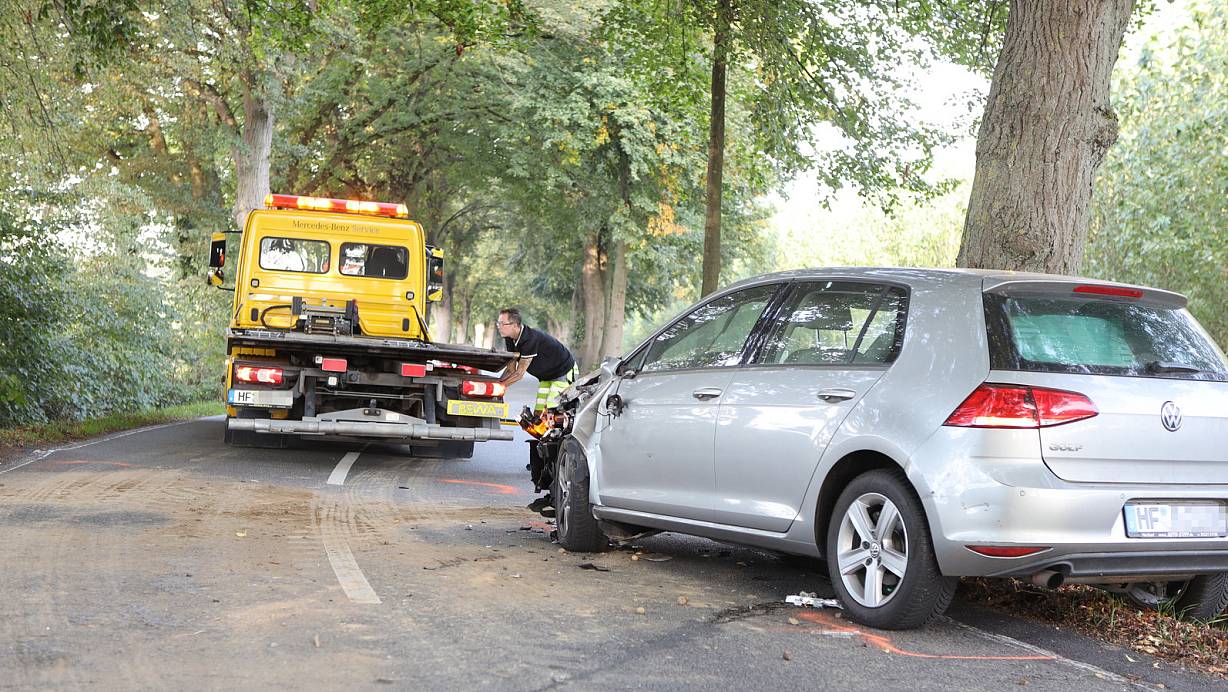 Kollision mit einer Kartoffelrodemaschine: Eine 25-jährige Frau aus Hiddenhausen ist mit einem landwirtschaftlichen Gespann auf der Schweichelner Straße zusammen gestoßen. | © Ulf Hanke