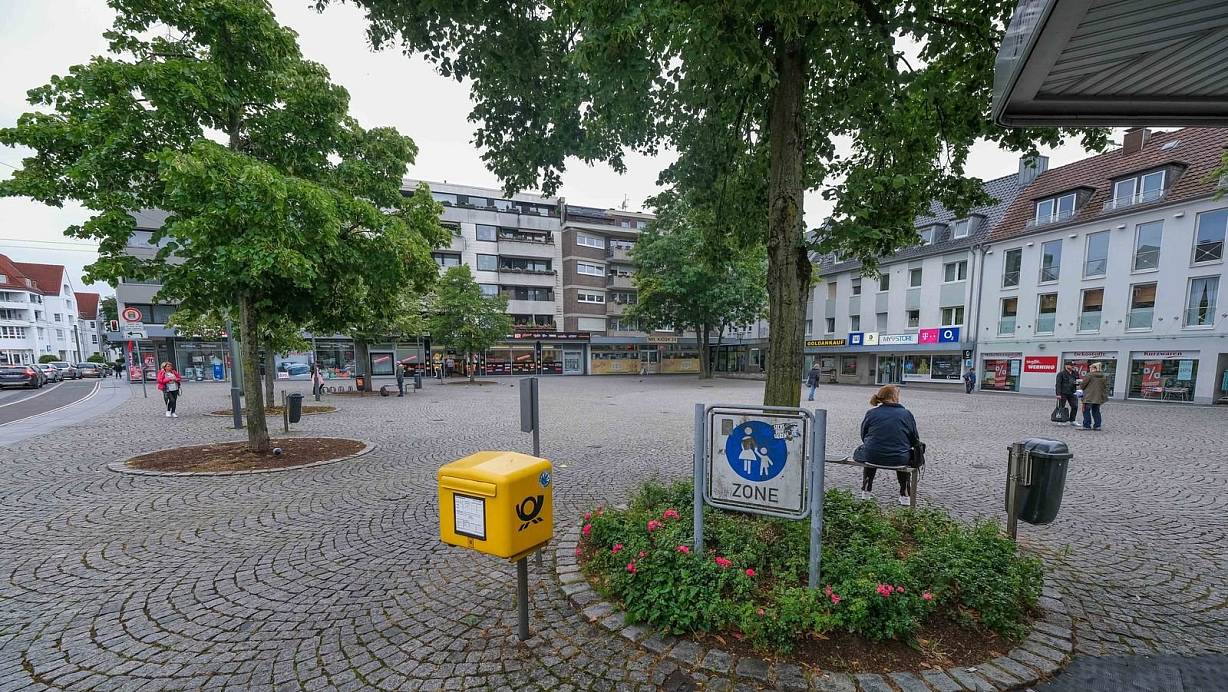 Am Treppenplatz stellte sich Sozialdezernent Ingo Nürnberger jetzt den Fragen der Anwohner. | © Andreas Zobe