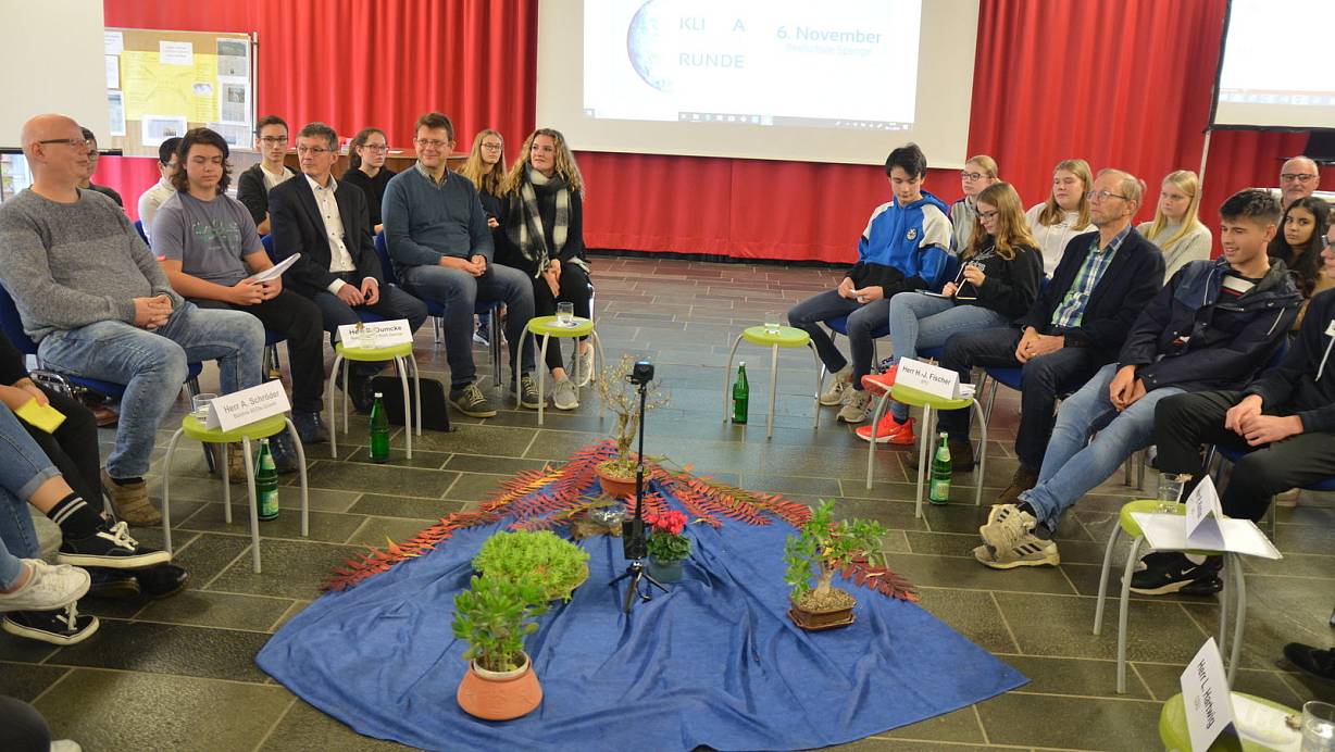 In lockerer Runde diskutieren die Schüler des zehnten Jahrgangs mit den heimischen Lokalpolitikern über den Klimaschutz in der Stadt. | © Mareike Patock