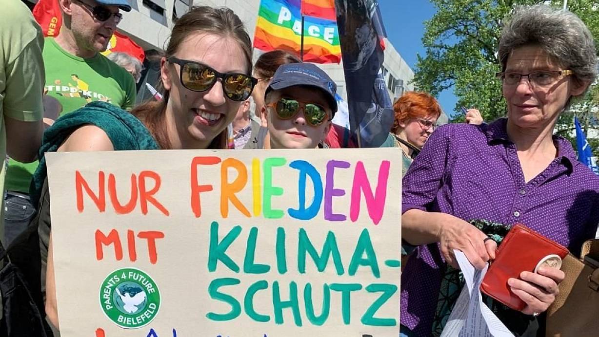 Der Ostermarsch ist wieder jünger geworden: Karen und Jesse Harper, v. l., demonstrieren mit - für Frieden und Klimaschutz. | © Barbara Franke