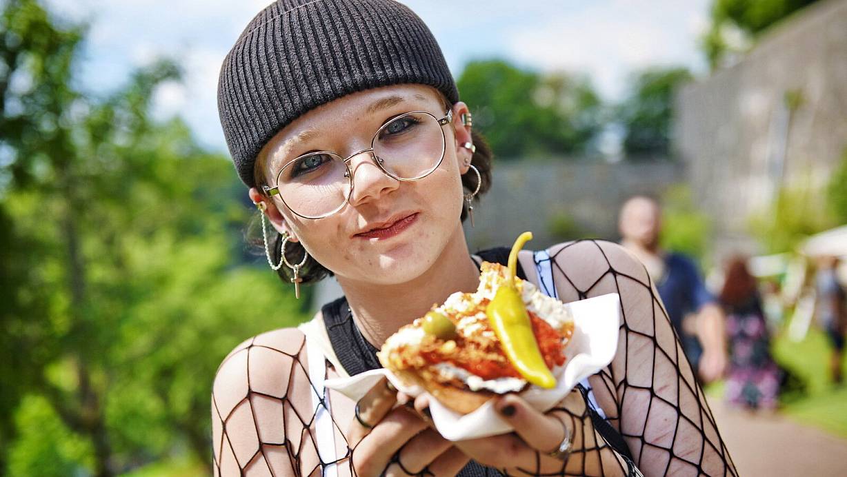 NW versüßt Familien mit Teens die letzten Ferientage - Alina Harder (16) genoss ihren Snack auf dem Sparrenburgfest. | © Barbara Franke