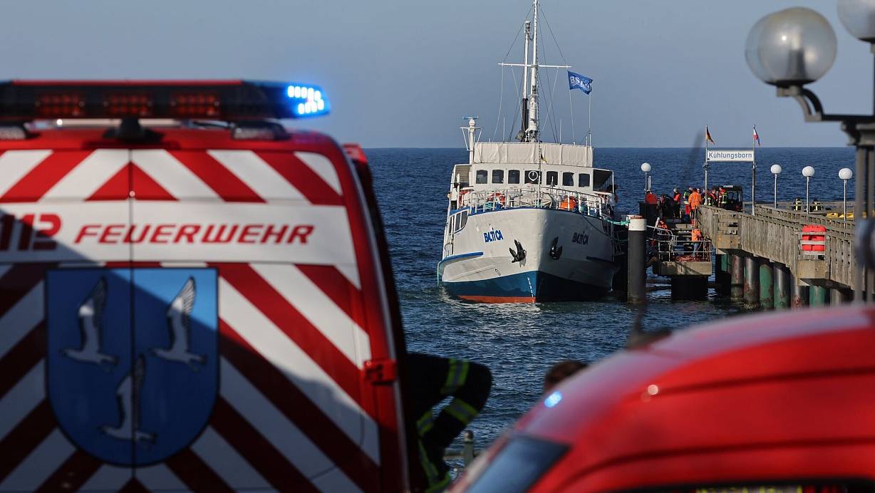 Ein Großeinsatz der Feuerwehr soll verhindern, dass das Schiff sinkt. | © Bernd Wüstneck/dpa