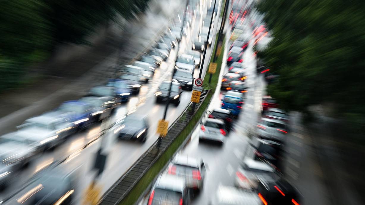 Stadtverkehr in München. In Großstädten gehören Staus zum Alltag, doch das tut der Beliebtheit des Autos laut einer Umfrage der HUK Coburg unter über 4200 Menschen keinen Abbruch. (Foto: Illustration) | © picture alliance / Matthias Balk/dpa