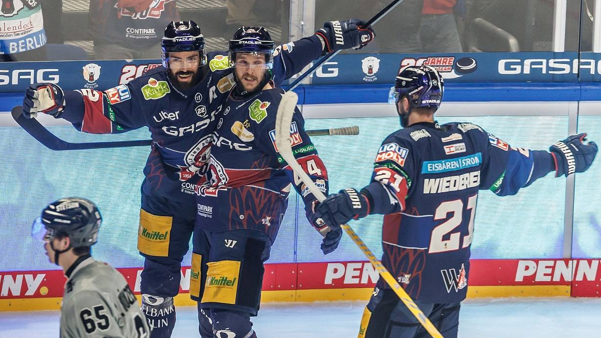 Marcel Noebels (l.) feiert mit seinen Teamkollegen von den Eisbären Berlin das Tor zum 4:0 im entscheidenden Finale gegen Köln. | © Andreas Gora/dpa