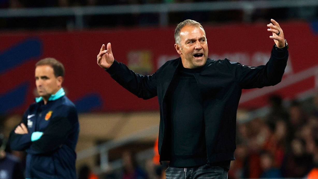 Hansi Flick hat in Barcelona noch bis 2026 Vertrag. Der Club hofft auf eine baldige Verlängerung. | © Joan Monfort/AP/dpa