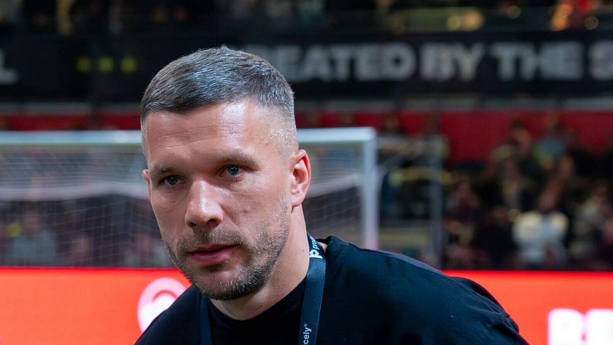 Lukas Podolski fühlt mit seinem ehemaligen Mitspieler mit. | © Soeren Stache/dpa