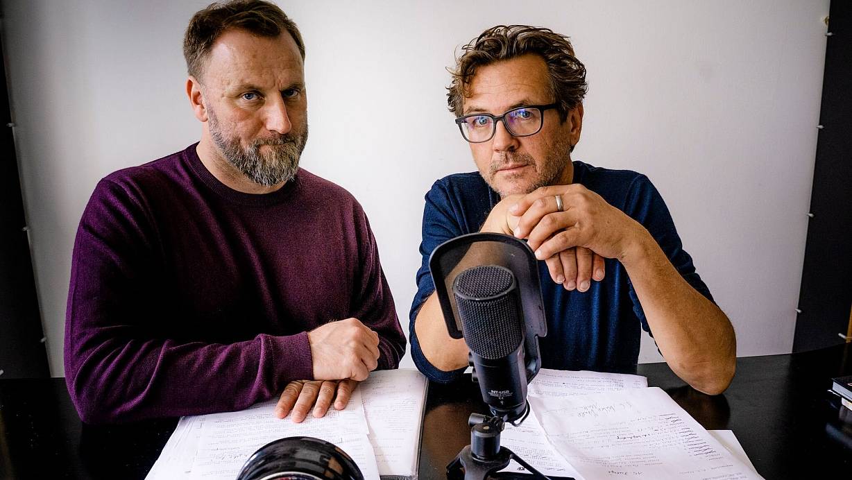 Kai Schwind (l) und Andreas Fröhlich treffen sich regelmäßig und reden über Hörspiel-Anekdoten. | © Christian Hartmann/EUROPA/dpa