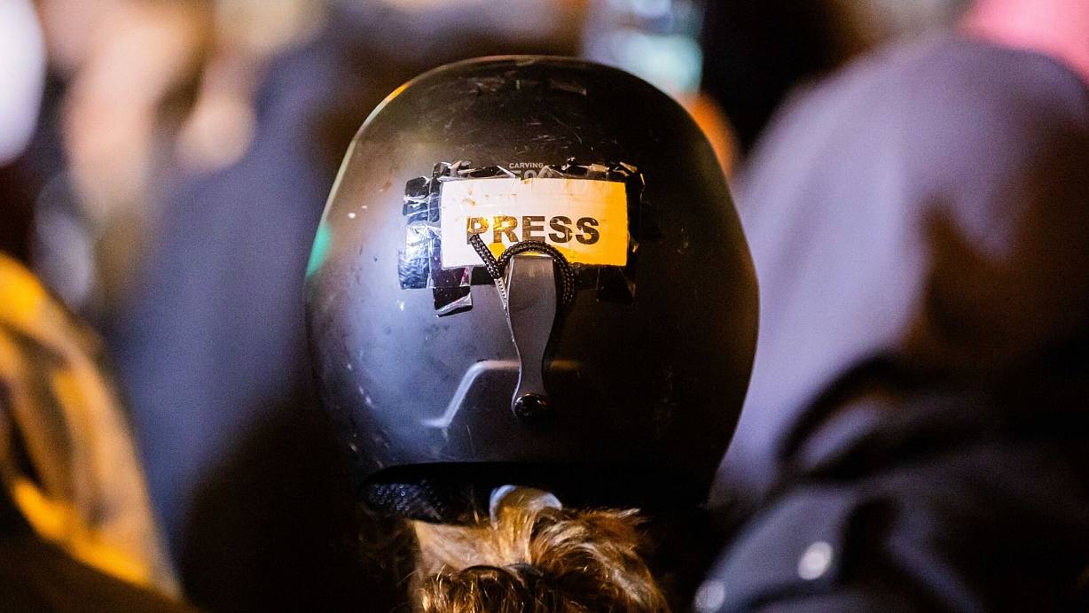 Der Job für Pressevertreter kann auch gefährlich werden. (Archivbild) | © Christoph Soeder/dpa