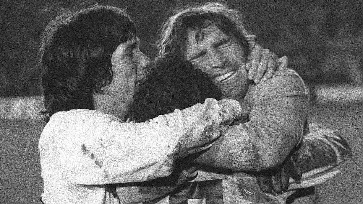 Hugo Gatti (r) feiert 1977 den Sieg im Elfmeterschießen in der Copa Libertadores. | © Eduardo Di Baia/AP/dpa