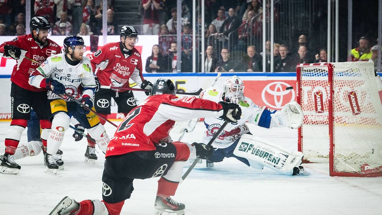 Parker Tuomie erzielte das frühe 1:0 der Kölner im zweiten DEL-Finalspiel gegen die Eisbären Berlin. | © Marius Becker/dpa