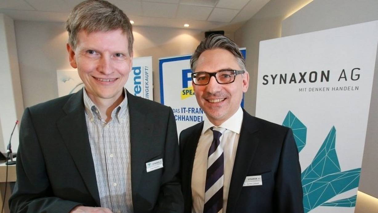 Günter Lewald (r.) gab seinen Aufsichtsratsvorsitz ab. Frank Roebers lobte seine starken Nerven. | © FOTO: ZOBE