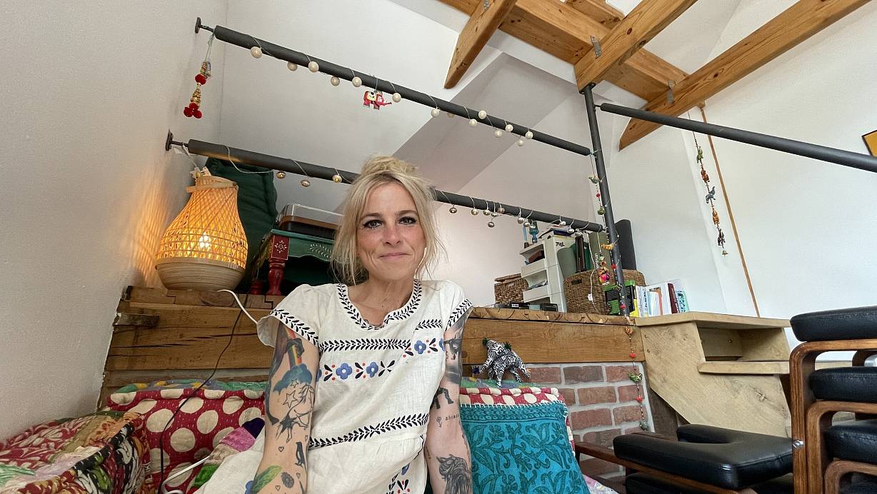 Christine "Tini" Wehmeyer gibt von montags bis donnerstags Yogakurse. Ihr ist eine wohnliche Atmosphäre in ihrem Studio besonders wichtig. | © Lena Vanessa Niewald