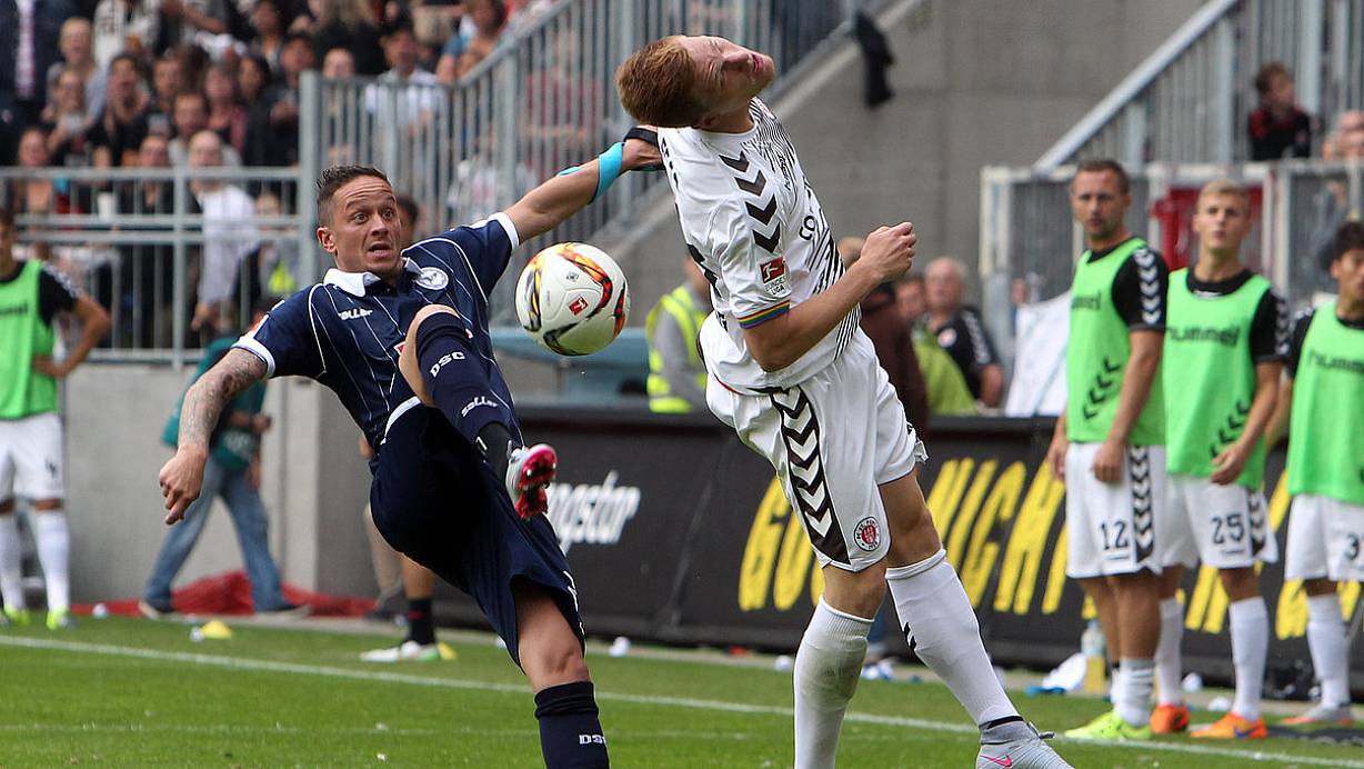 Christian Müller (l.), hier in einer Szene aus dem Saisoneröffnungsspiel in St. Pauli, ist nach einem guten Auftritt im Testspiel gegen Hannover auch für das Heimspiel gegen Leipzig eine Alternative. | © Wolfgang Rudolf