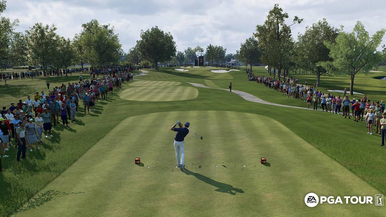 Abschlag zum neuen Golf-Videospiel von EA Sports, während Zuschauerinnen und Zuschauer den Golfplatz säumen und wir hoffen, dass unser Ball nicht in einem der Sandbunker landet. | © EA Sports